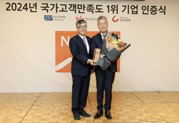 4일 롯데호텔 서울에서 열린 ‘2024 국가고객만족도(NCSI)’ 1위 기업 인증 수여식에서 김태홍 롯데호텔앤리조트 대표이사(오른쪽)와 안완기 한국생산성본부 회장(왼쪽)이 수상 후 기념촬영을 하고 있다. [사진=롯데호텔앤리조트]