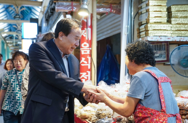 박홍률 목포시장, 추석 명절 앞두고 전통시장 방문 격려(사진=목포시)