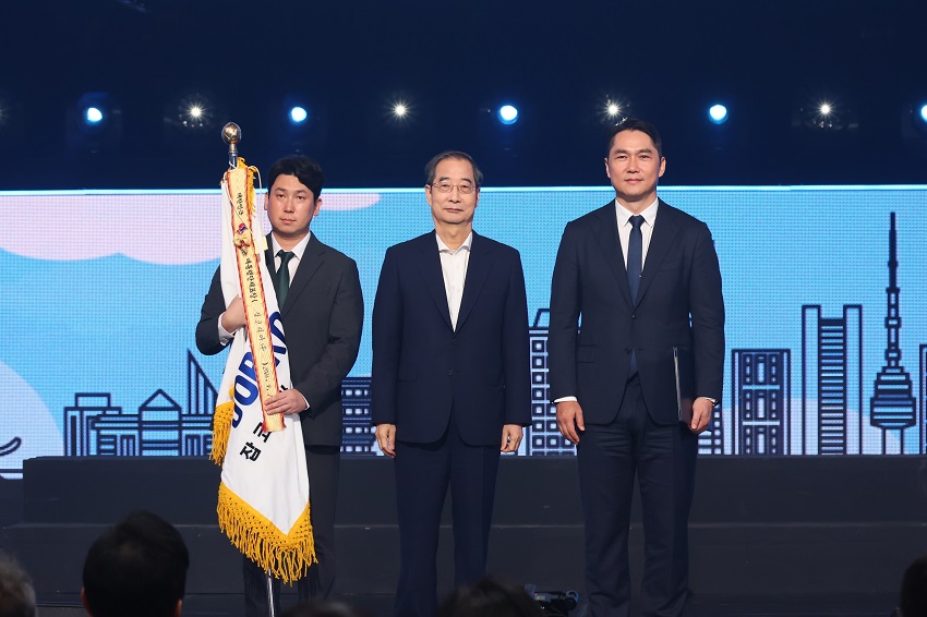 ‘2024 청년정책 유공 정부포상 대통령 표창’ 수상 후 윤현준 잡코리아 대표이사(오른쪽)가 한덕수 국무총리(가운데)와 기념촬영을 하고 있다.[사진=잡코리아]