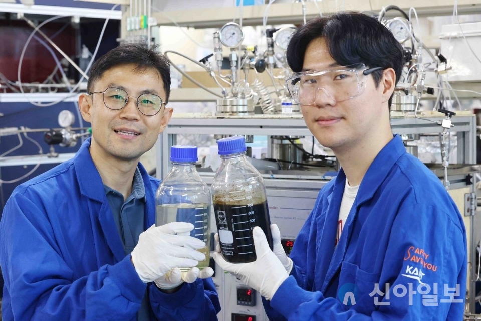 왼쪽부터 KAIST 생명화학공학과 최민기 교수, 석진 박사과정