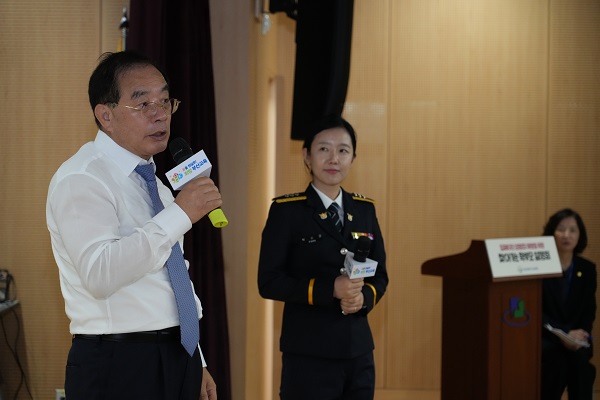 하윤수 교육감은 30일 오후 연제구 복합문화센터 에서 동래교육지원청 학부모를 대상으로 딥페이크 성범죄 예방 및 디지털 시대 자녀 성교육을 위한 '찾아가는 학부모 설명회'를 개최하고 있다./제공=부산교육청