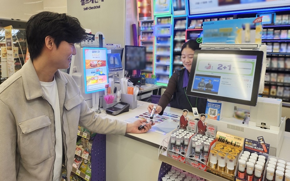 한 고객이 CU에서 이중제형의 '내일N 리커버리'를 구매하고 있다. [사진=BGF리테일]