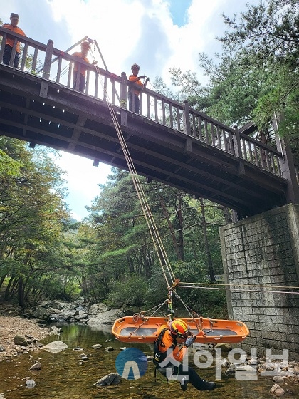 가을철 산악사고 대비 특별구조훈련 모습.(사진=서산소방서)