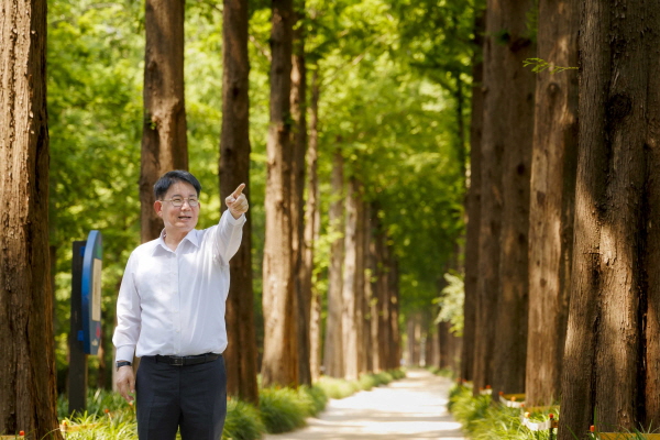 박강수 구청장이 월드컵공원 메타세쿼이아길에 조성한 시인의거리를 둘러보고 있다.(사진=마포구)