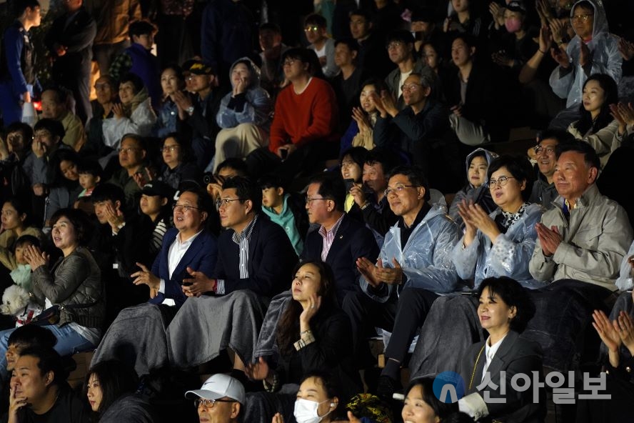 대전테크노파크와 대전문화재단이 유성구 관평천 옐로우 스프링스 야외무대에서 진행한 K-music토크쇼가 진행되고 있다. 사진=대전문화재단