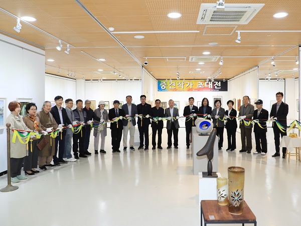 경남 함양군문화예술회관 2층 전시실에서 ‘경남미술의 현재를 조명하는 중견작가 초대전’ 개전식이 열렸다.