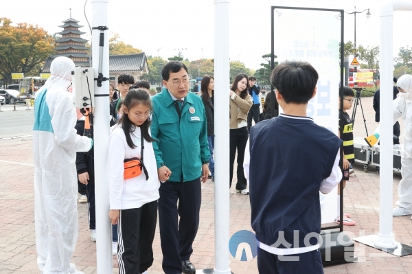 경주시가 31일 황성공원 실내체육관에서 방사능 누출 사고에 신속하고 효과적으로 대응하기 위해 ‘2024년도 월성 방사능방재 합동훈련’을 실시하고 있다.(사진=경주시)