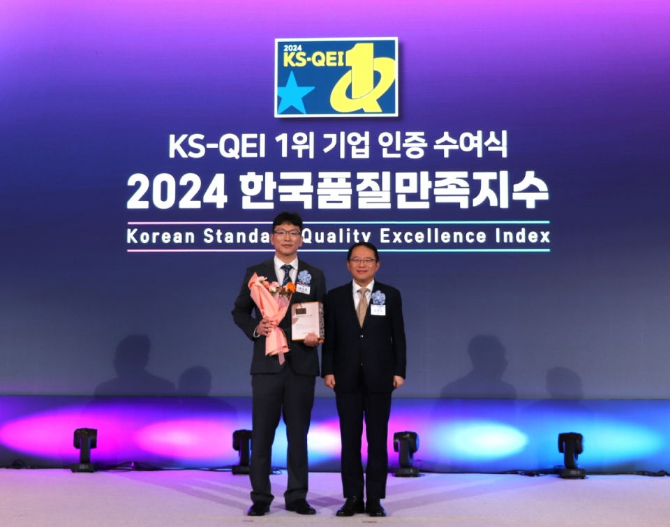 쿠첸, 6일 서울 중구 소공동 롯데호텔에서 열린 ‘2024 한국품질만족지수(KS-QEI)’ 인증수여식에서 유선종 쿠첸 품질경영실 차장(왼쪽)과 강명수 한국표준협회장(오른쪽)이 기념 촬영을 하고 있다. [사진=쿠첸]