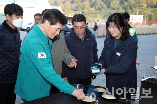 사진 밀양시(4일 안병구 시장이 상남면 제일저온창고에서 열린 2024년산 공공비축미곡 매입 현장을 둘러보고 관계자들을 격려하고 있다)