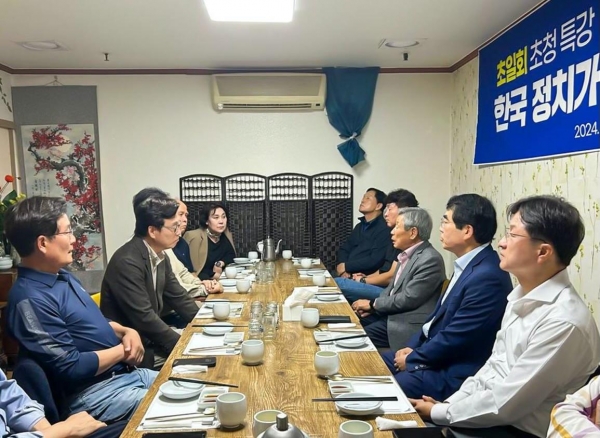 더불어민주당 원로인 유인태(오른쪽에서 세번째) 전 의원이 지난 3일 민주당 비명(비이재명)계 원외 모임 초일회와 간담회에서 발언하고 있다. (사진=초일회 제공)