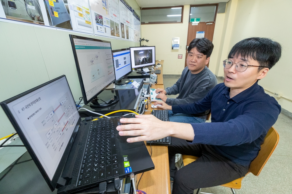KT 직원이 '하이브리드 양자보안 VPN' 서비스를 위한 양자보안망 실증을 연구하고 있다. [사진=KT]