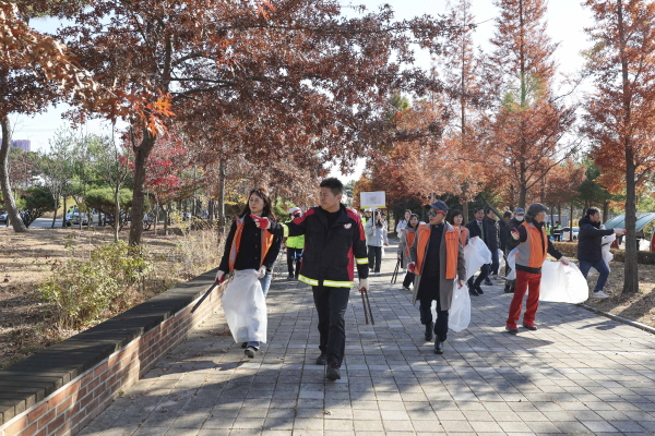 김정헌 인천시 중구청장이 지역주민들과 손을 잡고 ‘깨끗한 영종국제도시 만들기’를 위해 팔을 걷어붙였다 (사진=인천시 중구)