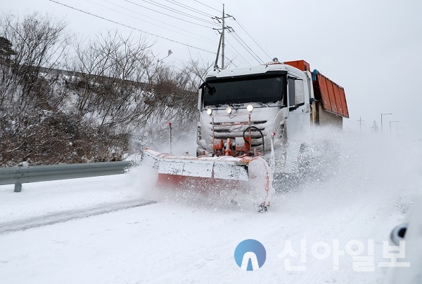 도로 제설작업 모습.(사진=태안군)