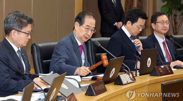 한덕수 국무총리가 3일 오전 정부세종청사 국무회의실에서 열린 국무회의에서 회의 시작을 알리고 있다. (사진=연합뉴스)