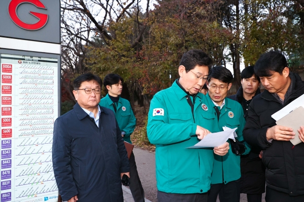 이상일 용인시장이 5일 아침 기흥역 버스정류장에서 이날 운행을 시작한 증편 광역버스를 점검하고 있다 (사진=용인시)