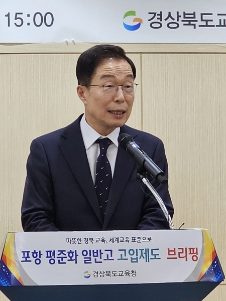 임종식 경북도교육감이 기자들의 질문에 답변을 하고있다(사진=배달형 기자]