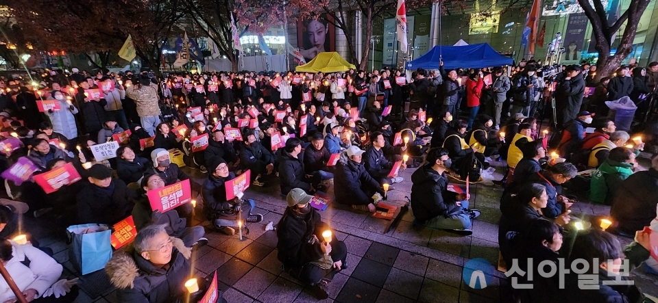 5일 오후 6시께 서울 지하철 5호선 광화문역 인근 동화면세점 앞 광장이 촛불을 든 시민으로 가득 찼다. (사진=천동환 기자)