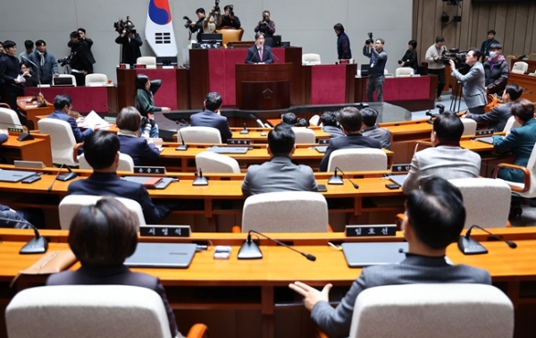 국민의힘 권성동 원내대표가 16일 국회에서 열린 의원총회에 참석해 발언하고 있다.