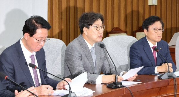 국민의힘 권성동 당 대표 권한대행 겸 원내대표(가운데)가 19일 오전 국회에서 열린 원내대책회의에서 발언하고 있다. (사진=연합뉴스)