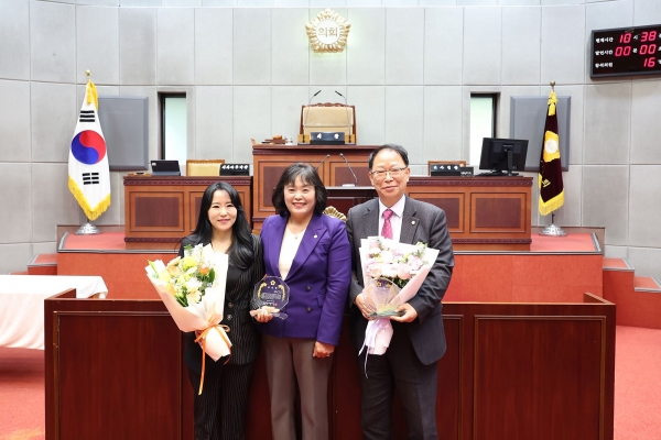 왼쪽부터,박소영 의원,오인열 의장,성훈창 의원(사진/시흥시의회)