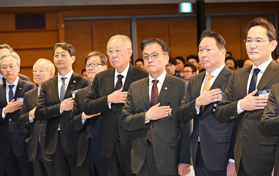 (앞줄 오른쪽부터) 최진식 중경련 회장, 손경식 경총 회장, 안덕근 산업부 장관, 윤진식 무역협회 회장, 류진 한경협 회장, 최상목 대통령 권한대행, 최태원 대한상의 회장, 이재용 삼성 회장이 3일 경제계 신년인사회에 참석해 국민의례를 하고 있다.[사진=기획재정부]