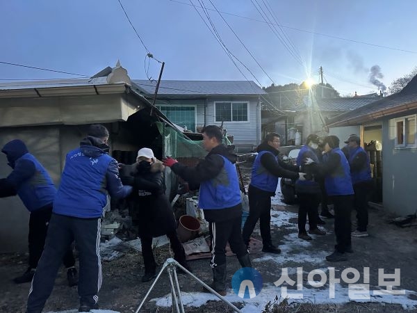 복지사각지대 어르신 가구에 연탄500장 전달