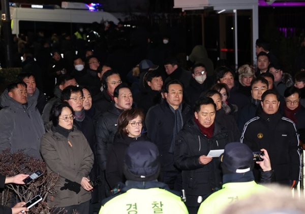 고위공직자범죄수사처(공수처)와 경찰이 윤석열 대통령에 대한 2차 체포영장 집행에 나선 15일 서울 용산구 한남동 대통령 관저 입구에서 국민의힘 김기현 의원이 입장발표를 하고 있다. (사진=연합뉴스)