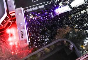 [속보 ] 공조본 '체포팀' 尹관저 안으로 우르르…2차 저지선 이동